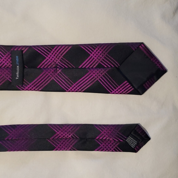 Men's black with purple pattern Van Heusen tie - Picture 3 of 4